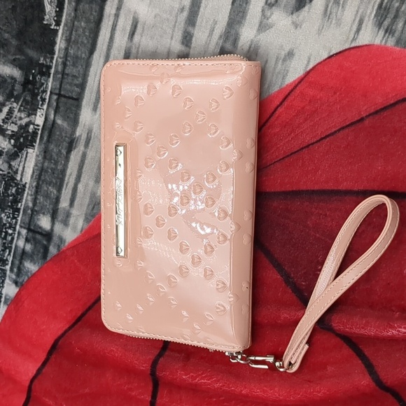 Betsey Johnson heart  wallet - Picture 1 of 12